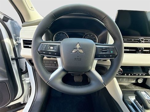 New 2025 Mitsubishi Outlander SE image 11
