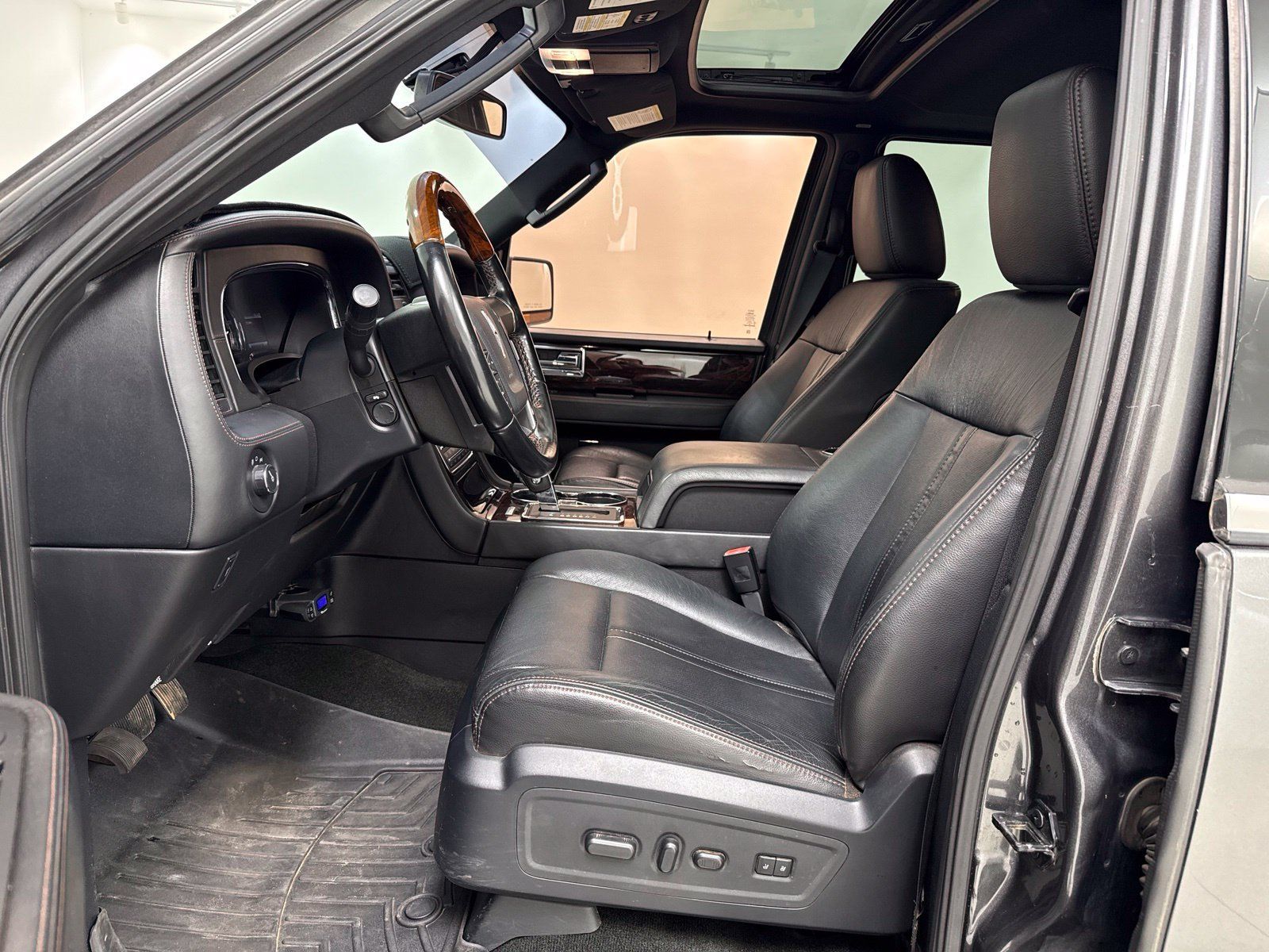 Used 2016 Lincoln Navigator Reserve AWD/4WD image 15