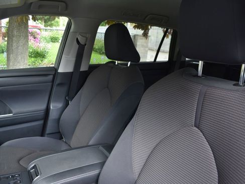 Used 2025 Toyota Highlander LE FWD image 9