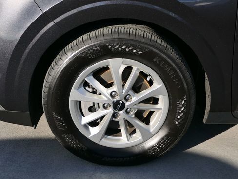 Used 2023 Kia Carnival LX image 10