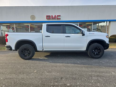 Used 2025 Chevrolet Silverado 1500 ZR2 image 2