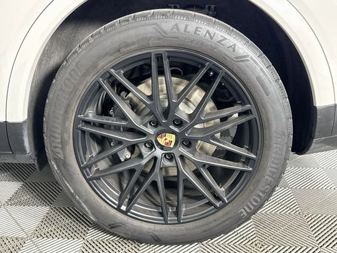 Used 2024 Porsche Cayenne w/ Premium Package AWD/4WD image 35