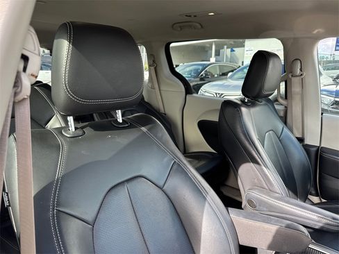 Used 2022 Chrysler Pacifica Touring-L image 4