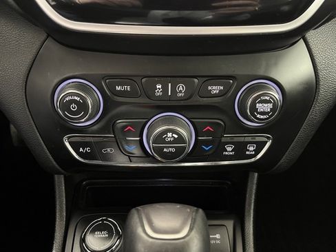 Used 2019 Jeep Cherokee Limited image 34