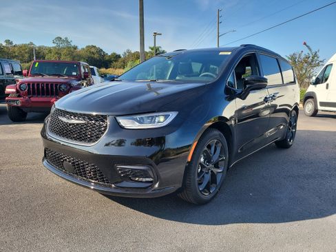 New 2026 Chrysler Pacifica Select image 4