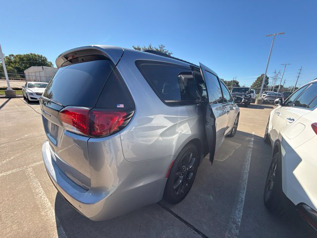 Used 2020 Chrysler Pacifica Touring-L w/ S Appearance Package FWD image 9