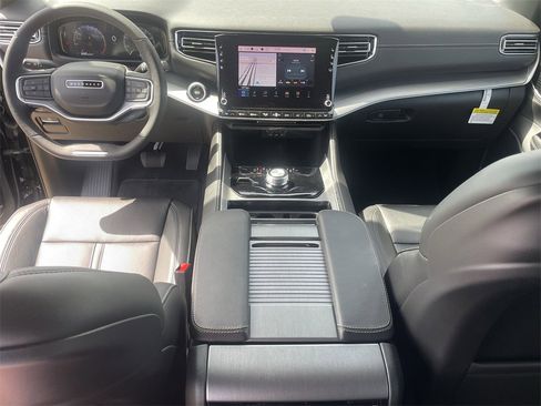 New 2025 Jeep Wagoneer L Base image 27