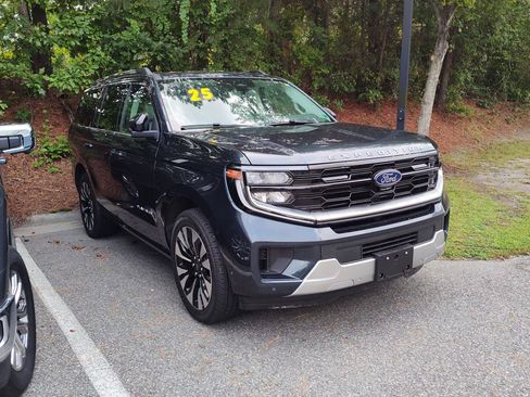 Used 2025 Ford Expedition Platinum w/ Driver's Package AWD/4WD image 3