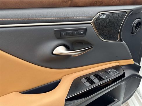 Certified 2025 Lexus ES 300h Ultra Luxury image 18