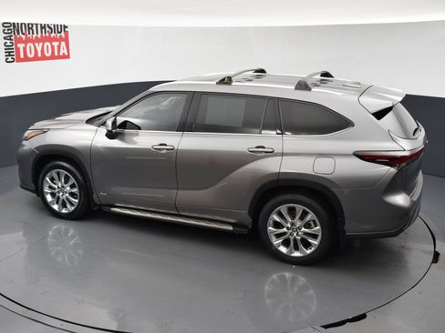 Used 2025 Toyota Highlander Limited AWD/4WD image 25