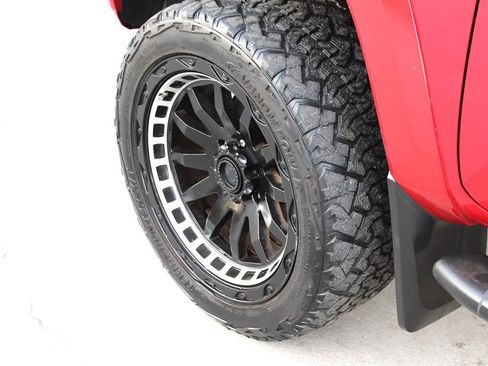 Used 2018 Toyota Tacoma SR5 image 13