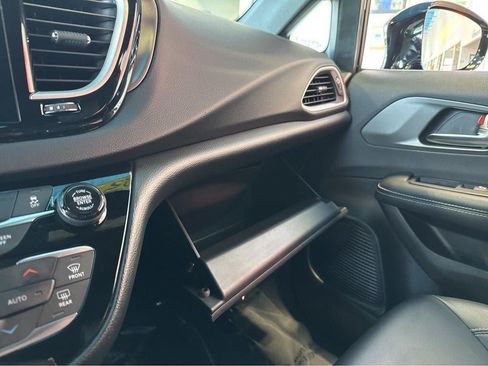 Used 2025 Chrysler Pacifica Select FWD image 34