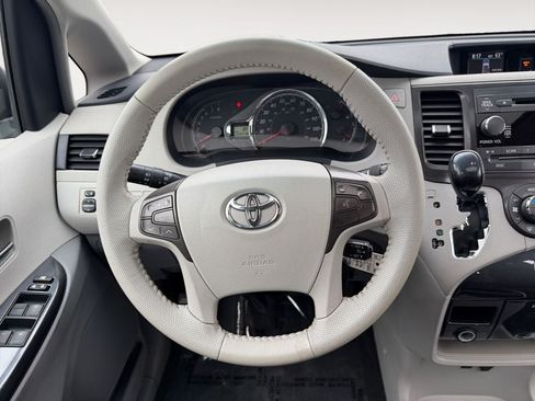 Used 2013 Toyota Sienna SE FWD image 13