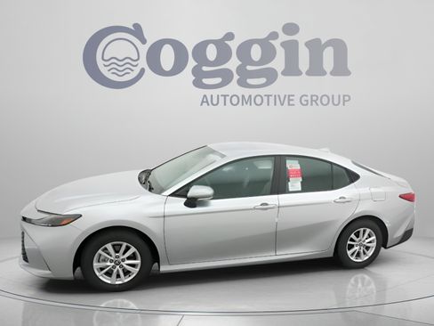 Used 2026 Toyota Camry LE w/ Convenience Package FWD image 3