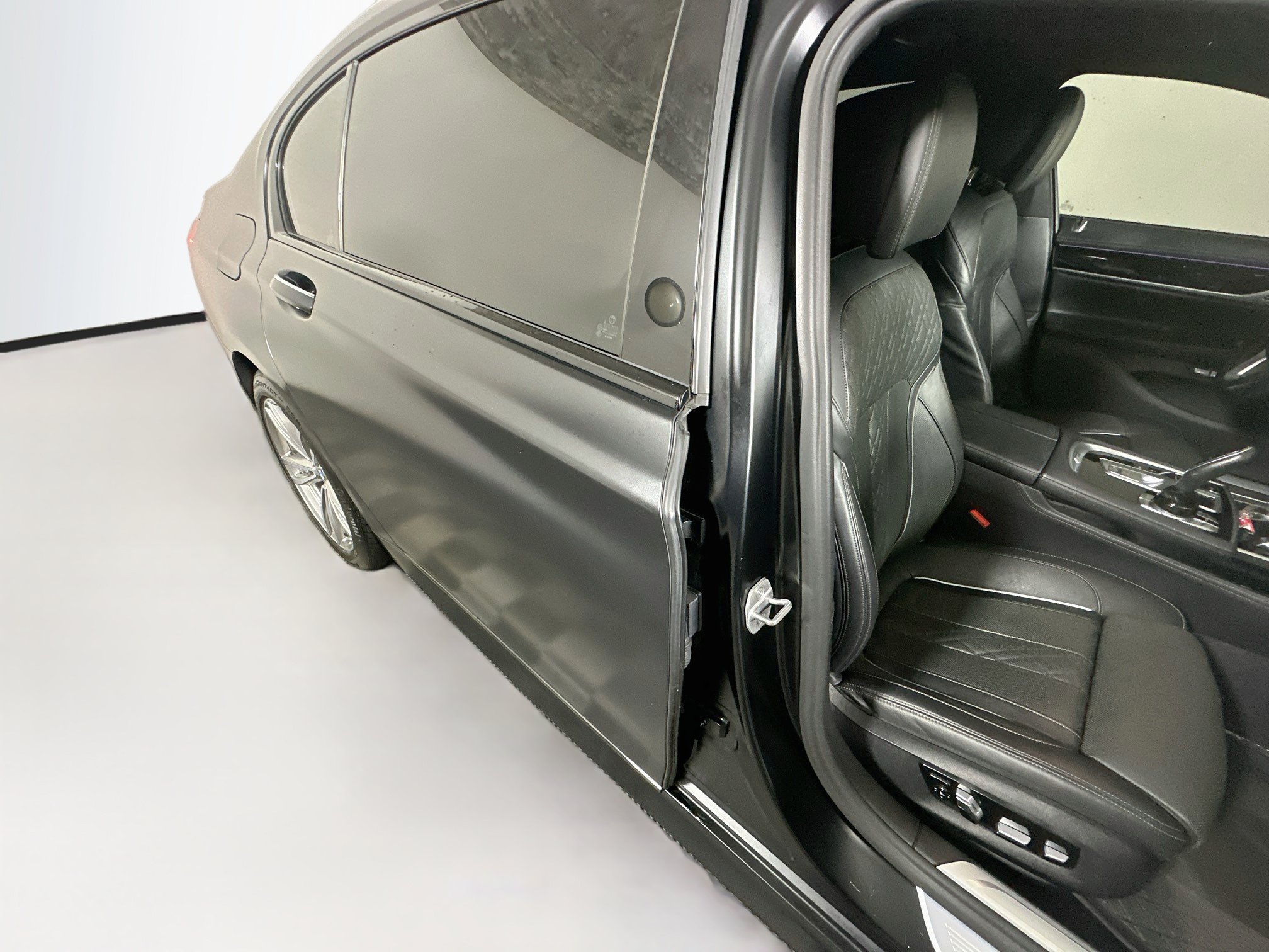 Used 2018 BMW 740i xDrive AWD/4WD image 28