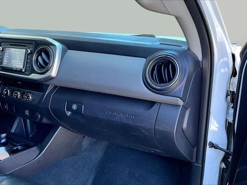 Used 2016 Toyota Tacoma SR5 w/ SR5 Appearance Package (SN) AWD/4WD image 18