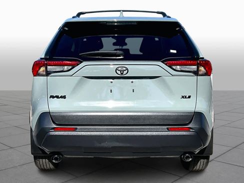 Used 2022 Toyota RAV4 XLE Premium image 4