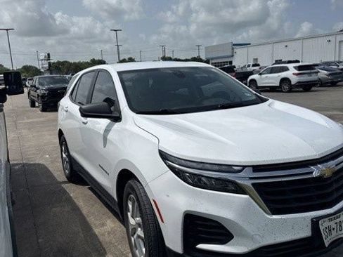 Used 2022 Chevrolet Equinox LS FWD image 2