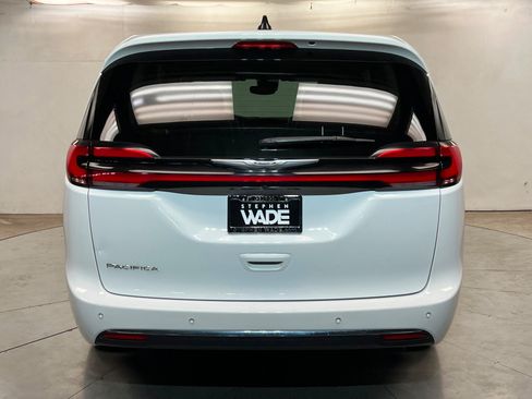 Used 2024 Chrysler Pacifica Touring-L FWD image 5