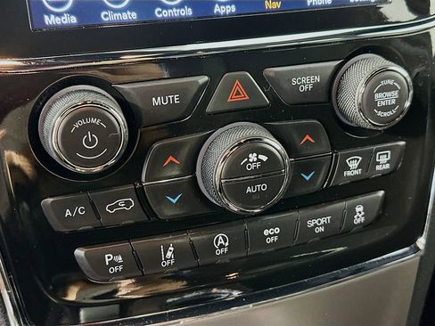 Used 2022 Jeep Grand Cherokee Laredo X image 16