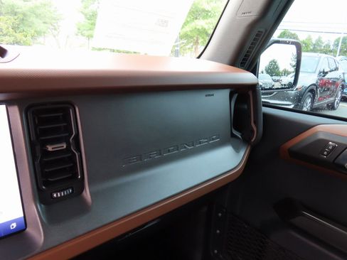Used 2024 Ford Bronco Outer Banks image 18