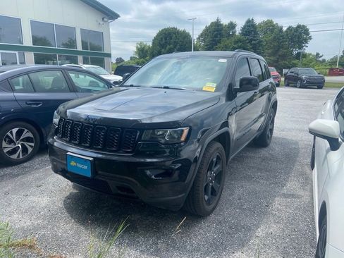 Used 2019 Jeep Grand Cherokee Laredo AWD/4WD image 3