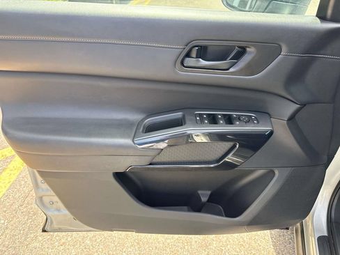 Used 2025 Nissan Pathfinder SV FWD image 18
