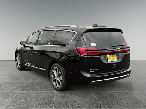 New 2026 Chrysler Pacifica Pinnacle image 3