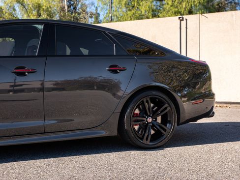 Used 2017 Jaguar XJ R RWD image 13