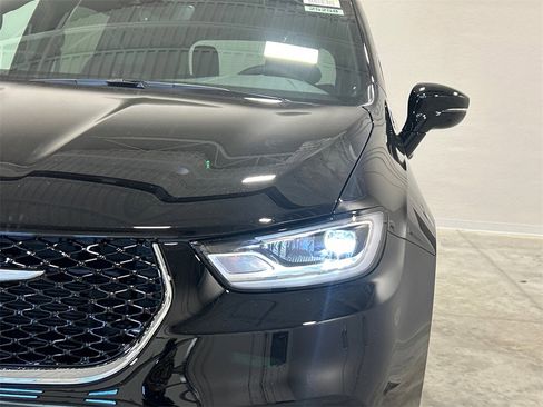 New 2025 Chrysler Pacifica Select image 10