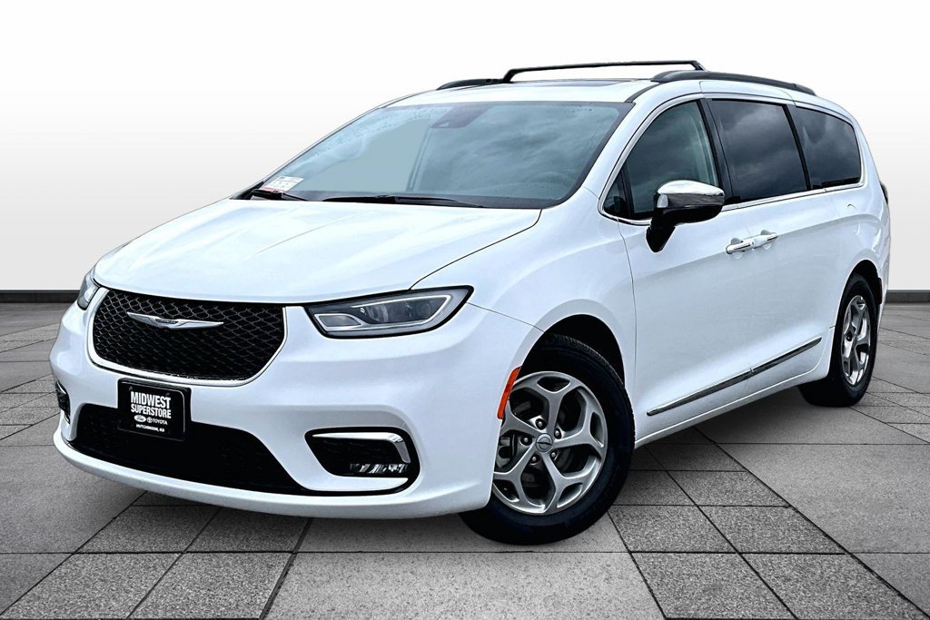 Used 2023 Chrysler Pacifica Limited FWD image 1