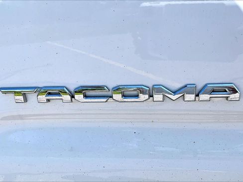 Used 2016 Toyota Tacoma SR5 w/ SR5 Appearance Package (SN) AWD/4WD image 10