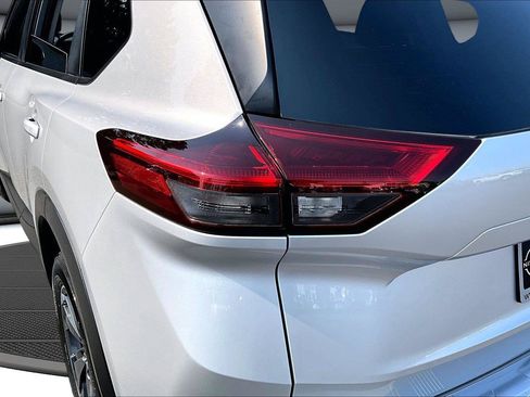 Used 2025 Nissan Rogue SV AWD/4WD image 24