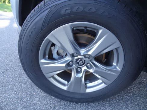 Certified 2024 Toyota RAV4 XLE FWD image 31