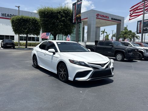 Used 2022 Toyota Camry SE FWD image 2