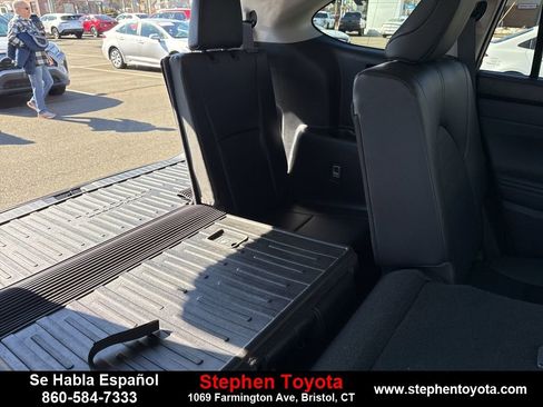 Used 2023 Toyota Highlander XLE image 28
