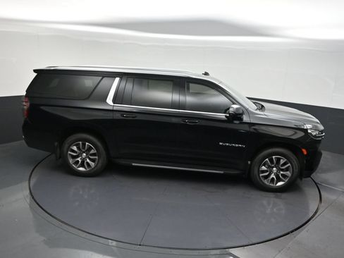 Used 2022 Chevrolet Suburban LT w/ Luxury Package RWD image 20