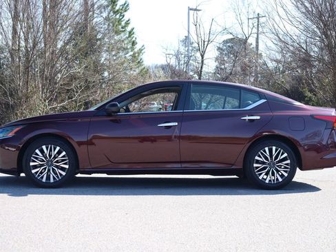 Used 2024 Nissan Altima 2.5 SV image 2