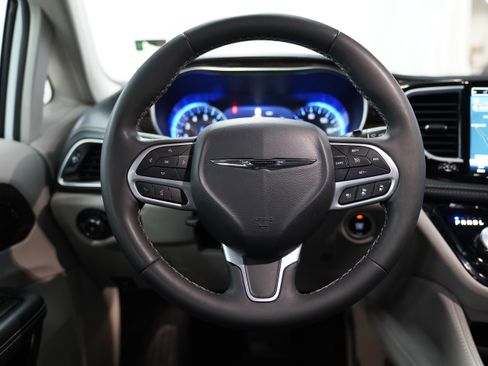 Used 2024 Chrysler Pacifica Limited image 20