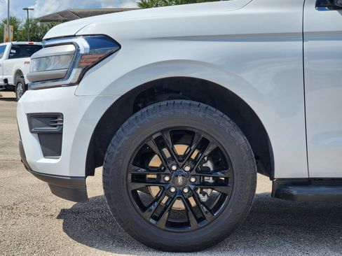 Used 2024 Ford Expedition XLT RWD image 5