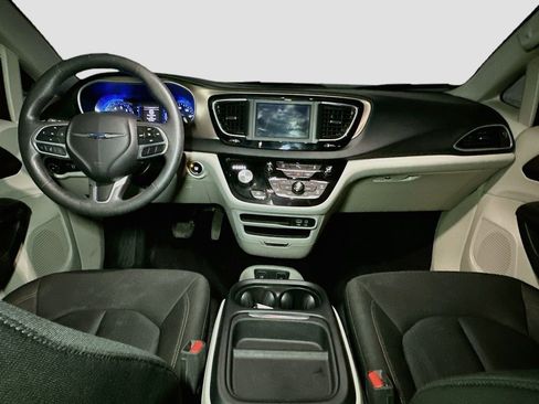 Used 2018 Chrysler Pacifica Touring Plus w/ Tire & Wheel Group FWD image 9