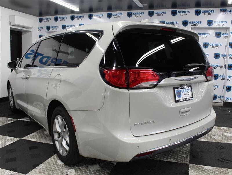 Used 2019 Chrysler Pacifica Touring Plus w/ Tire & Wheel Group FWD image 2