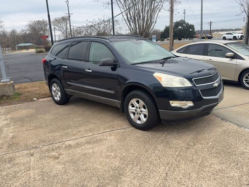 Used 2010 Chevrolet Traverse LS image 8