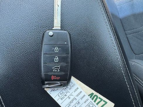 Used 2019 Kia Sorento LX image 27