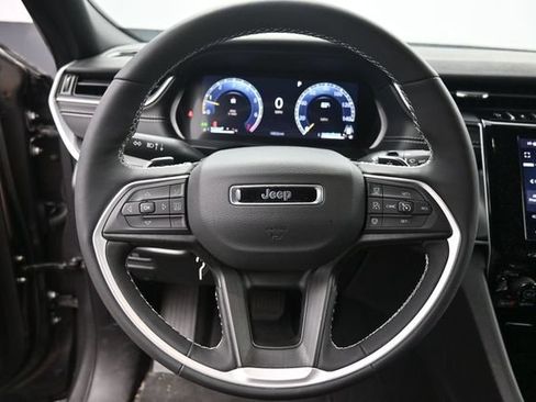 Used 2025 Jeep Grand Cherokee Altitude AWD/4WD image 21