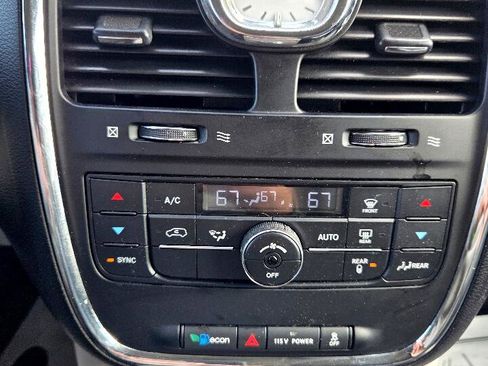 Used 2013 Chrysler Town & Country Touring image 23