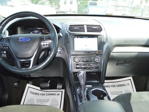 Used 2018 Ford Explorer XLT w/ Equipment Group 202A AWD/4WD image 18