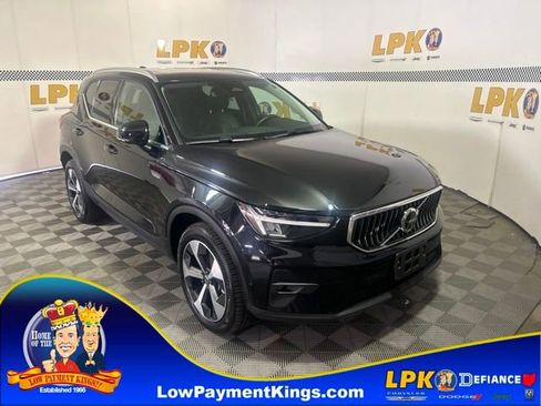 Used 2025 Volvo XC40 B5 Plus AWD/4WD image 1