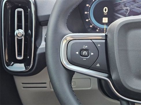 Certified 2025 Volvo XC40 B5 Ultra w/ Climate Package image 29