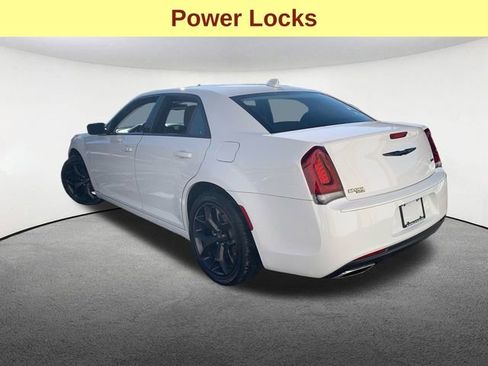 Used 2023 Chrysler 300 Touring w/ Sport Appearance Package image 10